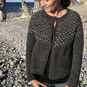 MORA - Kofta - Gotlandsull - Stickpaket